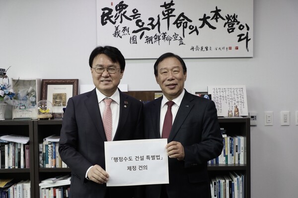 왼쪽부터 황운하 국회의원, 최민호 시장/사진=세종특별자치시