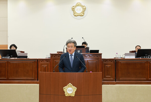 정용래 유성구청장이 20일 유성구의회 본회의에서 2026년도 예산안 제출에 즈음한 시정연설을 하고 있다./사진제공=대전 유성구청