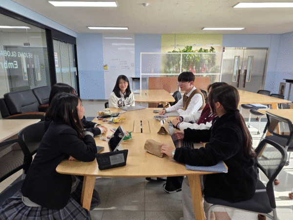 양교 학생들이 미래 세대가 함께 고민해야 할 주제로 직접 발표와 토론을 주도하며 학술교류를 하는 모습/사진=세종시교육청