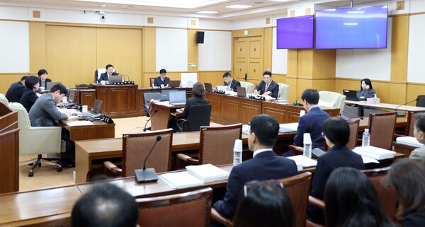 대전시의회 산업건설위원회가 2026년도 예산안 심사를 진행하고 있다./사진제공=대전시의회