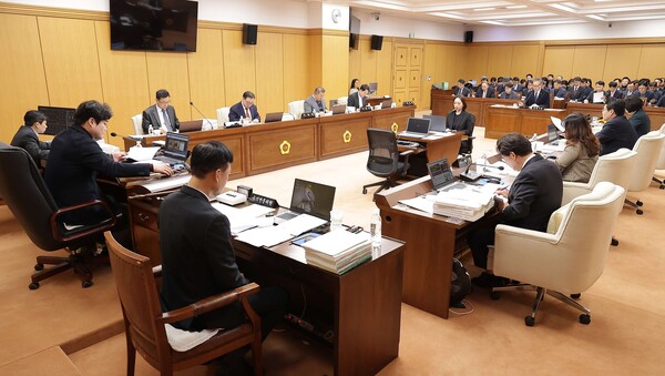 대전시의회 예결위가 2026년도 예산안 및 기금운용계획안을 의결하고 있다./사진제공=대전시의회