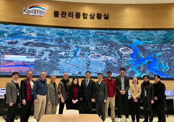 물관리종합상황실 견학 모습/사진제공=한국수자원공사