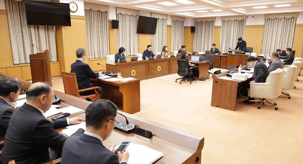 대전시의회 예결위가 대전시교육청 내년도 본예산안 및 기금운용계획안을 의결하고 있다./사진제공=대전시의회