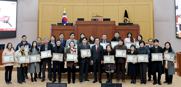 ‘2025년 지역사회봉사 유공자 표창장 수여식’ 기념촬영 모습/사진제공=대전시의회