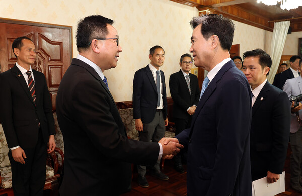 김태흠 지사가 18일 라오스 비엔티안에 위치한 농업환경부 접견실에서 린캄 두앙사완 장관을 만나고 있다./사진제공=충남도청