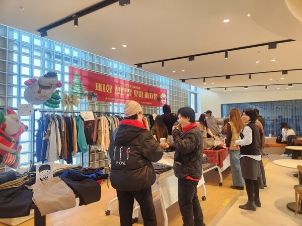 대전대 국제교류원의 제1회 성탄절 맞이 자선 바자회 개최 모습/사진제공=대전대