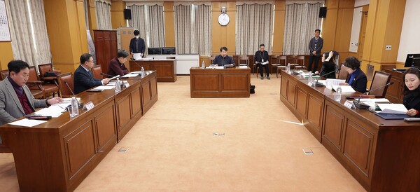 정책연구용역 심의위원회 개최 모습/사진제공=대전시의회