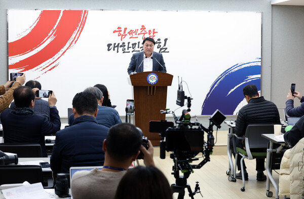 안호 산업경제실장이 ‘분산에너지 특화지역’ 최종 지정과 관련, 브리핑을 하고 있다./사진제공=충남도청