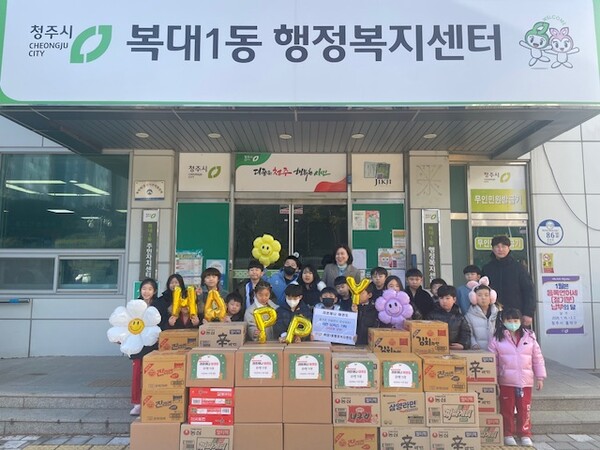 청주 라온제나태권도 아이들이 복대1동 행정복지센터를 방문해 라면 50박스를 기탁했다./사진=청주시 복대1동