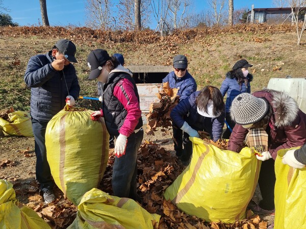 ‘쾌적한 운동 공간 조성’ 봉사 모습/사진제공=협회