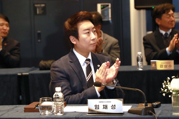 12일 제주 그랜드조선 호텔에서 개최된 ‘대한민국시도의회의장협의회 2026년도 제1차 임시회’에 참석한 임채성 세종특별자치시의회 의장이 협의회에 임하고 있다. (사진 세종특별자치시의회 제공)