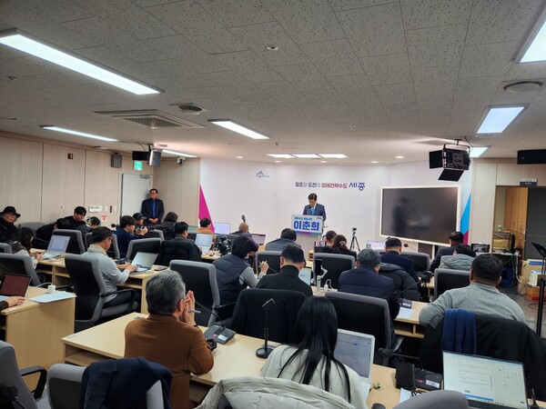 이춘희 전 세종시장이 12일 세종특별자치시청 2층 브리핑실에서 제9대 전국동시지방선거 출마 선언과 관련된 기자의 질의를 경청하고 있다. (사진 황대혁 기자)