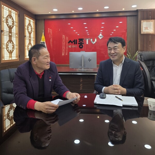 유우석 세종특별자치시교육감 선거 출마예정자가 황대혁 SJB세종tv대표의 대담에 임하고 있다. (사진 송지민 기자)