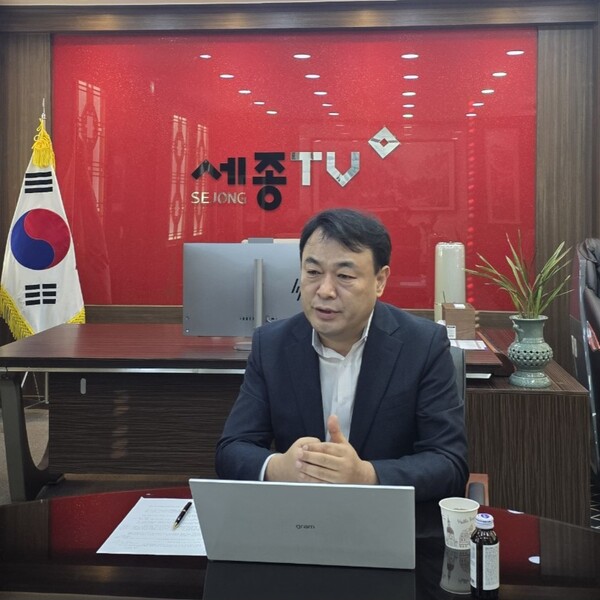 유우석 세종특별자치시교육감 선거 출마 예정자가 14일 SJB세종tv와의 인터뷰에서 기자의 질의에 답하고 있다. (사진 송지민 기자)