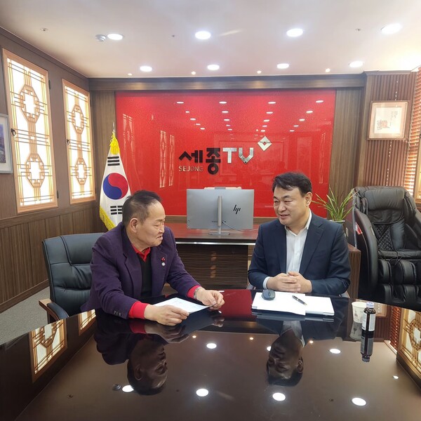 유우석 세종특별자치시교육감 선거 출마 예정자가 14일 황대혁 SJB세종tv 대표와 '제9대 전국동시지방선거'에 관한 의견을 나누고 있다. (사진 송지민 기자)