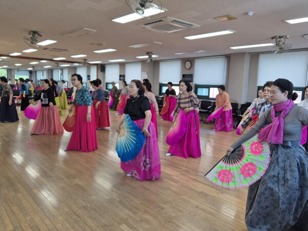 공주시가 운영하는 복지관의 우리춤 프로그램에 참석자들이 참여하고 있다. (사진 공주시청 제공)