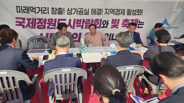 최민호 세종특별자치시장이 2024년 10월 8일 세종특별자치시의회에 대한 ‘2026 세종 국제정원도시박람회’ 예산 통과를 요구하는 단식 농성장에서 시정에 관한 논의를 하고 있다. (사진 SJB세종tv DB)