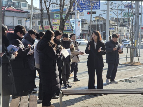 가칭 충남중 어린이·청소년 영어도서관 설계공모 현장설명회 모습/사진제공=대전 동구청