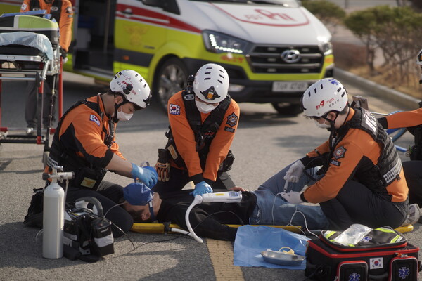 세종소방본부 소방관들이 심정지 환자에 대한 응급처치를 하고 있다. (사진 세종소방본부 제공)