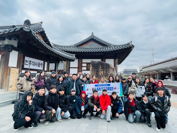 몽골 허그질학교·제34번학교 대상 한국문화캠프 진행 기념촬영 모습/사진제공=목원대