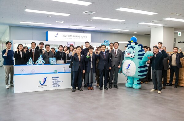 19일 최휘영 문화체육관광부 장관이 '2027 충청 유니버시아드 대회' 조직위원회를 찾아 대회 준비사항을 점검한 뒤 강창희 대회조직위원장 등 직원들과 기념촬영을 하고 있다.