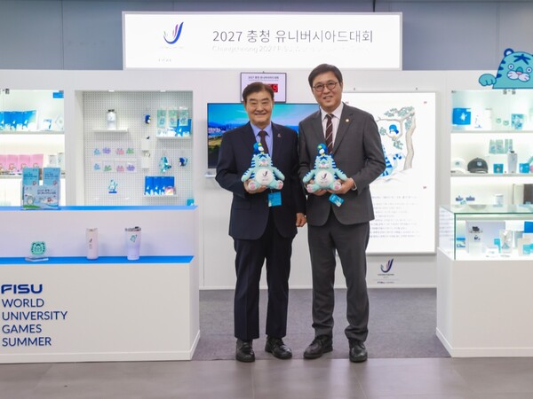 19일 강창희 2027 충청 유니버시아드 대회 조직위원장이 조직위를 내방한 최휘영 문화체육관광부 장관과 대회 마스코트를 들고 기념촬영을 하고 있다. (사진 2027 충청 유니버시아드 대회 조직위원회 제공)