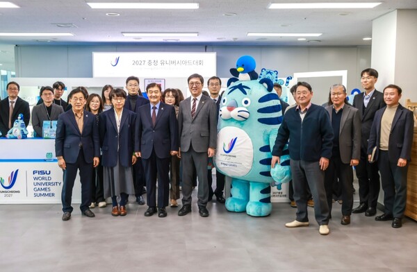 19일 최휘영 문화체육관광부 장관이 '2027 충청 유니버시아드 대회' 조직위원회를 찾아 대회 준비사항을 점검한 뒤 강창희 대회조직위원장 등 직원들과 기념촬영을 하고 있다. (사진 2027 충청 유니버시아드 대회 조직위원회 제공)