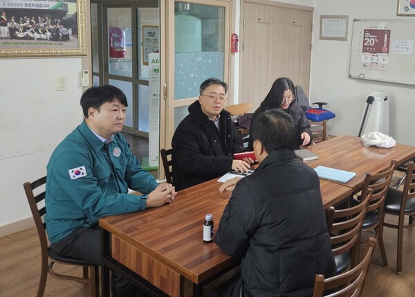 19일 고성진 세종특별자치시 시민안전실장이 관내 한파 대피시설을 찾아 시설 관계자의 의견을 듣고 있다. (사진 세종특별자치시 제공)