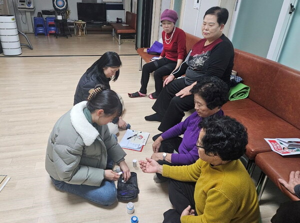 공주시 이인면 행정복지센터 구성원들이 산의리 경로당을 내방해 어르신들의 건강과 안부를 묻고 있다. (사진 공주시 제공)