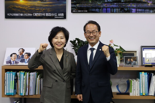 김은경 서민금융진흥원장(사진 왼쪽)과 강준현 국회의원(오른쪽)이 오는 6월 세종특별자치시에 서민금용통합지원센터 개소와 발전을 기원하며 기념촬영을 하고 있다. (사진 강준현 국회의원실 제공)