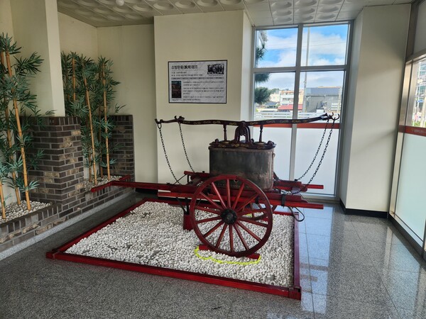 소정명 의용소방대가 세종소방본부에 기증하고 조치원119안전센터 직원 일동이 복원한 소방완용 펌프 (사진 송지민 기자)