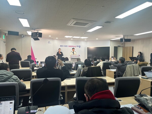 박태원 세종소방본부장이 22일 세종특별자치시청 브리핑룸에서 '2026년도 세종소방본부 주요 업무계획' 브리핑에서 기자들의 질의를 받고 있다. (사진 세종특별자치시 제공)