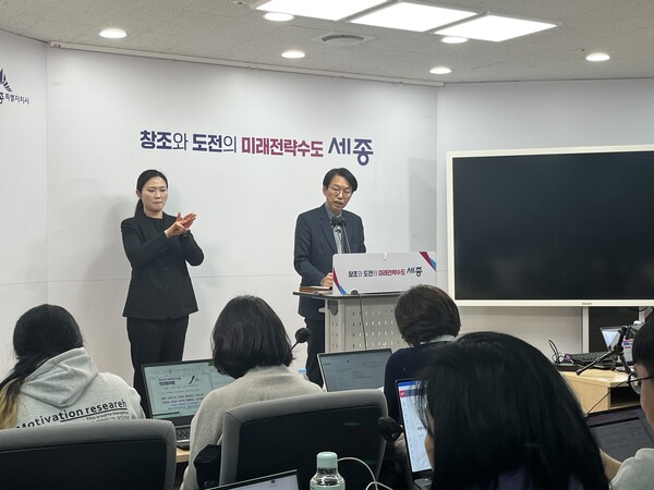 이상호 세종특별자치시 자치행정국장이 22일 시청 브리핑실에서 열린 '2026년도 세종 자치행정국 주요 업무계획'을 발표하고 있다. (사진 세종특별자치시청 제공)