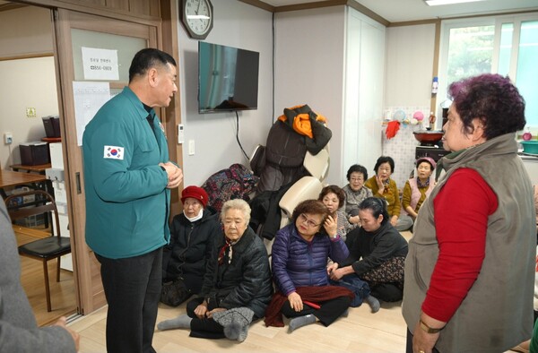 최원철 공주시장이 관내 한파쉼터를 찾아 주민들에게 한파에 대비해 건강관리에 유의해 줄 것을 당부하고 있다. (사진 공주시 제공)