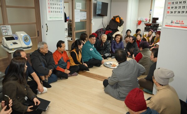 최원철 공주시장이 관내 한파쉼터를 찾아 주민들의 의견을 경청하고 있다. (사진 공주시 제공)