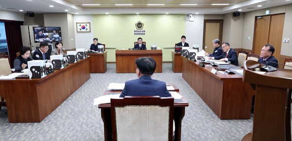 충남도의회 행정문화위원회가 22일 제363회 임시회 제2차 회의를 개최하고 있다./사진제공=충남도의회