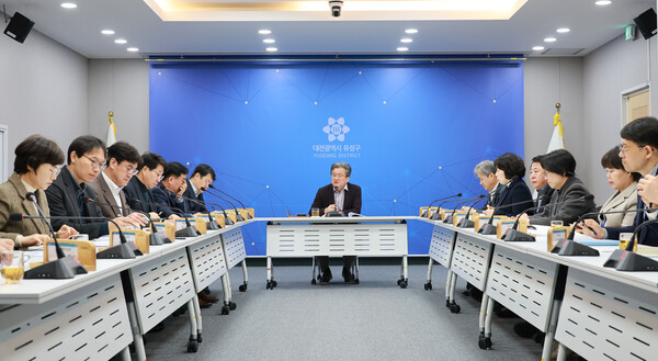 정용래 유성구청장이 26일 열린 간부회의를 주재하고 있다./사진제공=대전 유성구청