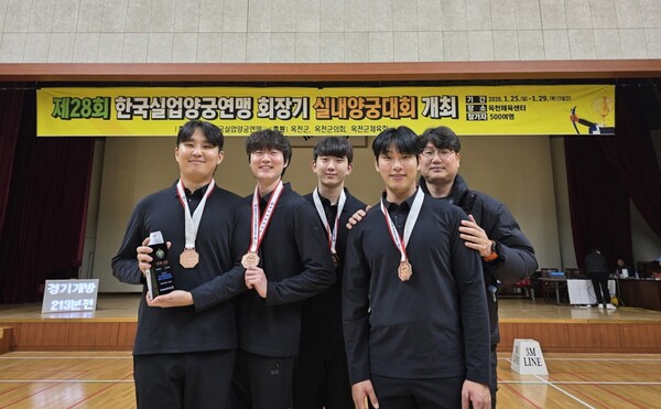 사진 왼쪽부터 김태민 선수, 박성철 선수, 고태경 선수, 이우주 선수, 박경모 감독 /사진제공=공주시 체육교육과