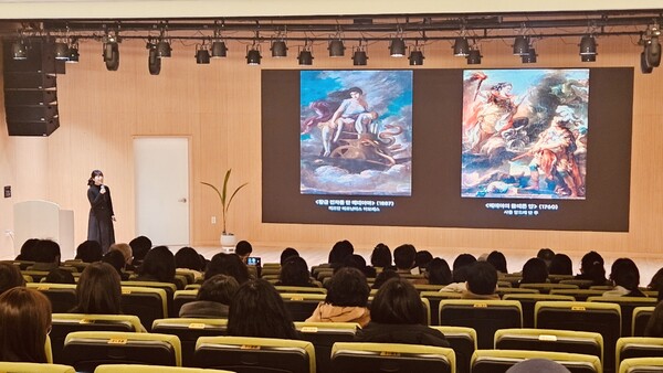 세종시교육청평생교육원 시청각실에서 열린 '이야기가 있는 도슨트’ ‘알폰소 무하’작품 해설 모습