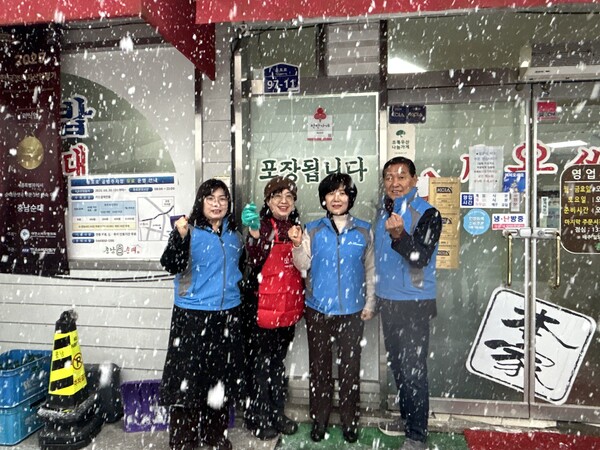 '충남순대' 착한가게 현판 전달 기념촬영 모습/사진제공=세종시 금남면