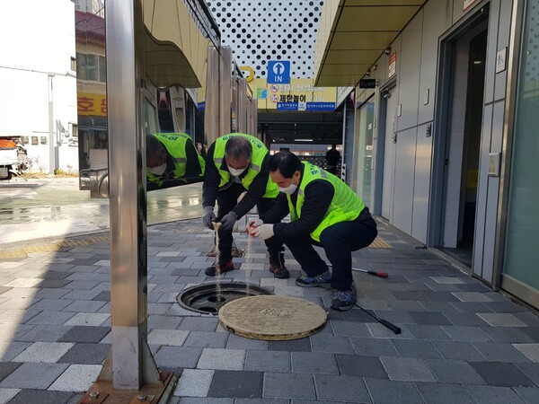 설 명절 대비 방역소독을 실시하고 있다./사진제공=대전 중구