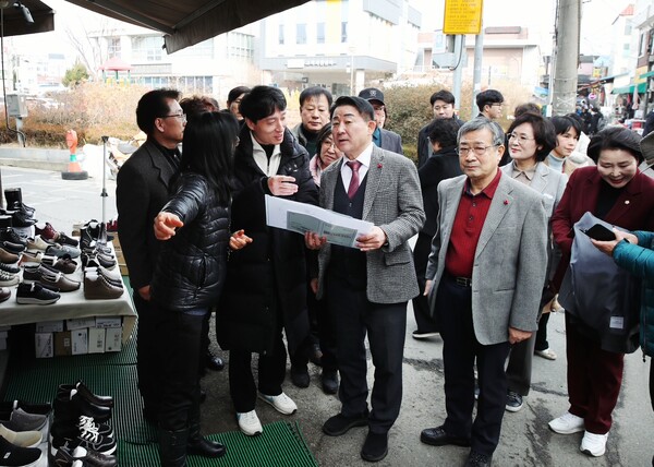 서철모 서구청장이 도마1동 상점가를 살피고 있다./사진=대전 서구청