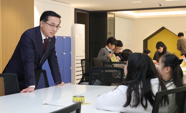다함께돌봄센터 9호점에서 박희조 동구청장이 아이들과 대화하고 있다./사진=대전 동구청 제공