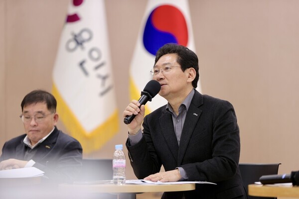 이상일 용인특례시장(우)이 6일 수지구청 대회의실에서 열린 권역별 소통간담회에서 지역 현안사항을 논의하고 있다./용인특례시