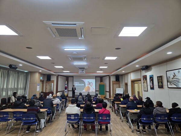 노인일자리사업에 참여자들이 교통안전교육을 받는 모습/사진=청주시 제공