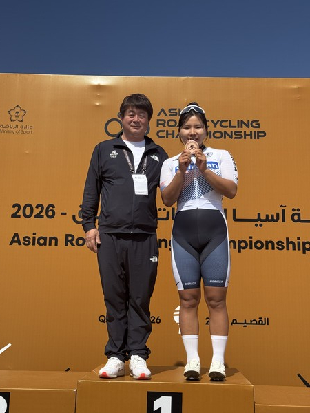 금산군청 소속 신지은 선수 2026 도로 아시아선수권대회 시상 기념사진
