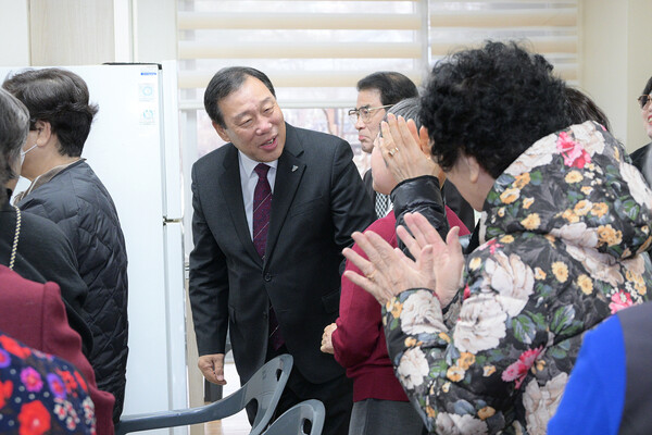 최민호 세종시장이 11일 도담동 밀마루복지마을에서 어르신들과 소통을 하고 있다./사진=세종특별자치시 제공