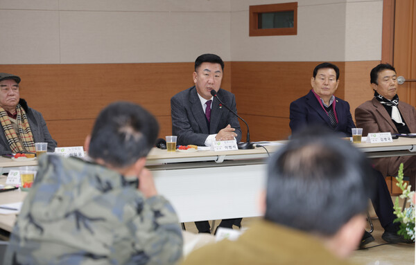 이범석 청주시장이 '2026년 읍면동 주민과의 대화'에 임해 주민들의 의견을 경청하고 있다. (사진 청주시 제공)